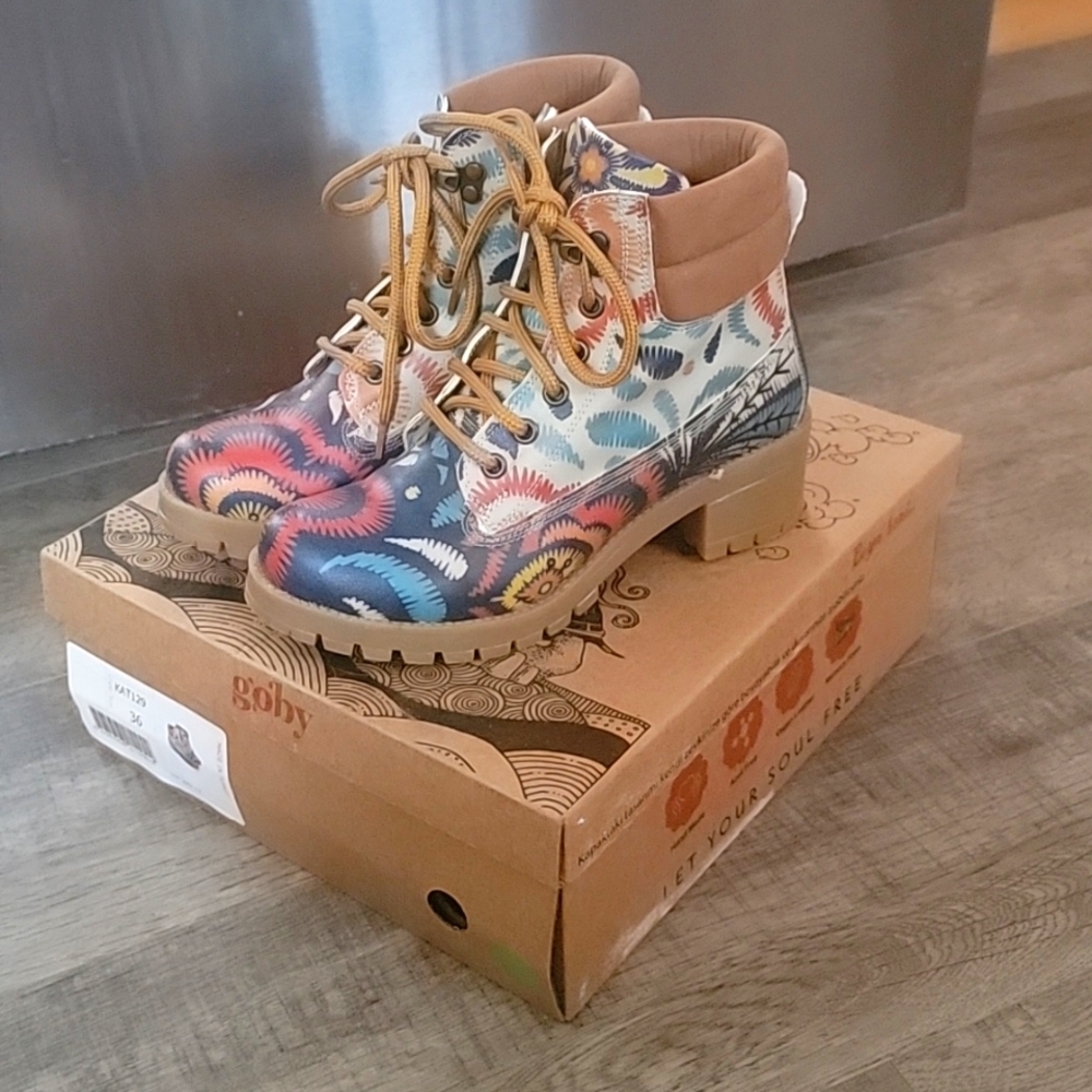 Goby Boots NIB fun & colorful design